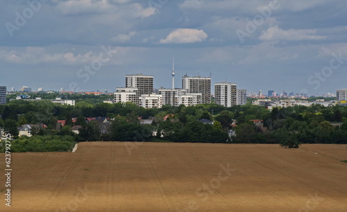 Blick von der Deponie Großziethen, Gemeinde Schönefeld, auf den Berliner Fernsehturm