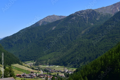 Schöne Landschaft mit Bergen und dem Dorf Senales im Schnalstal in Südtirol 