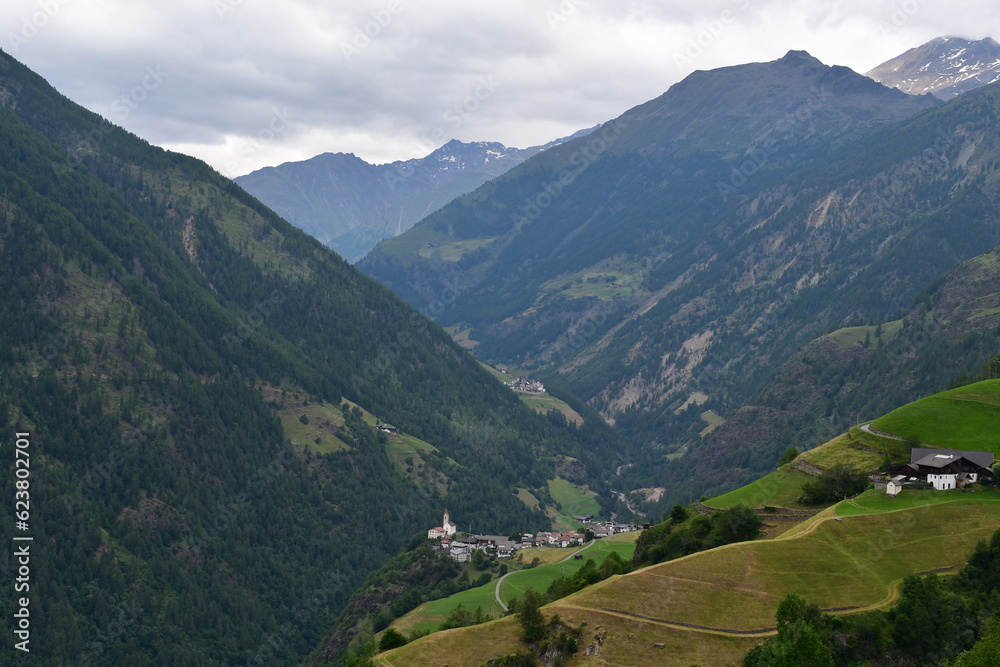 Blick auf das Dorf Katharinenberg im Schnalstal in Südtirol 