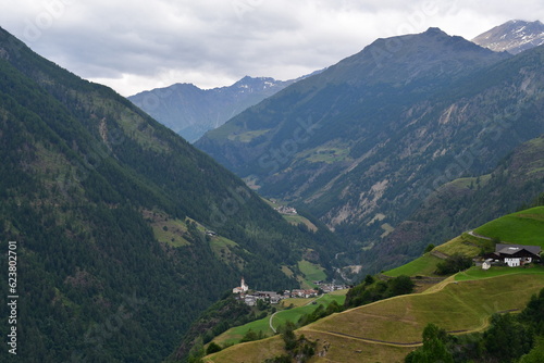 Blick auf das Dorf Katharinenberg im Schnalstal in Südtirol  © Sigena