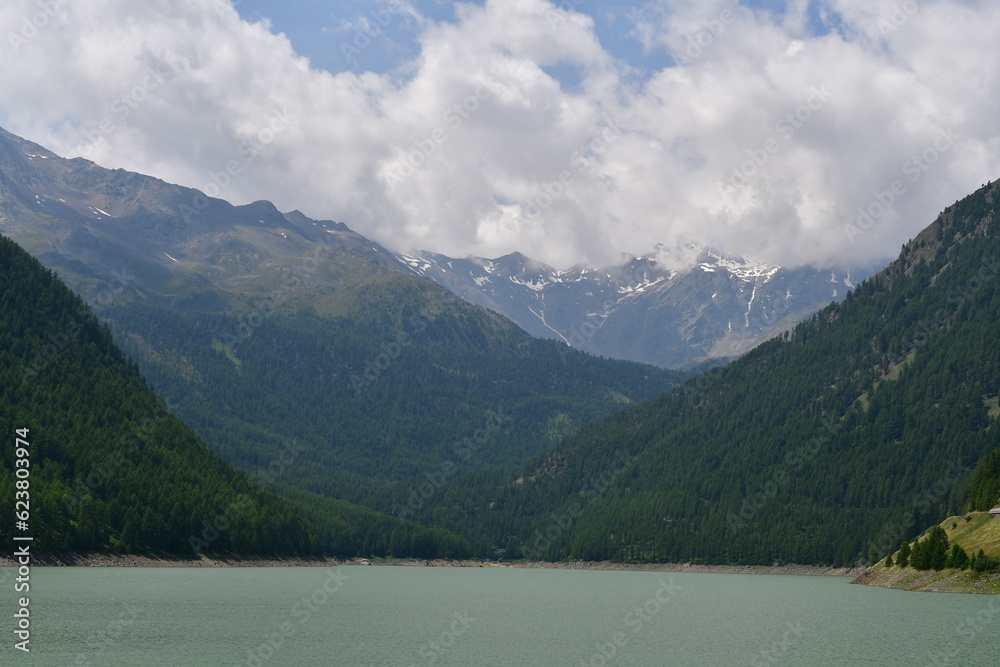 Blick über den Vernagter Stausee im Schnalstal in Südtirol Blick über den Vernagter Stausee im Schnalstal in Südtirol