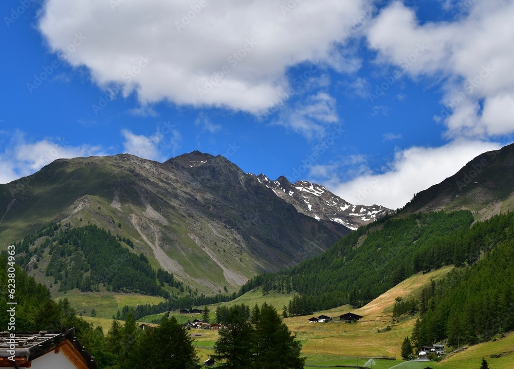 Schöne Landschaft mit Bergen im Schnalstal in Südtirol Schöne Landschaft mit Bergen im Schnalstal in Südtirol