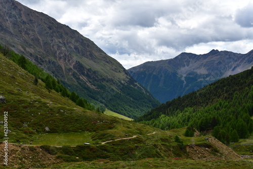 Schöne Landschaft mit Bergen im Schnalstal in Südtirol  © Sigena