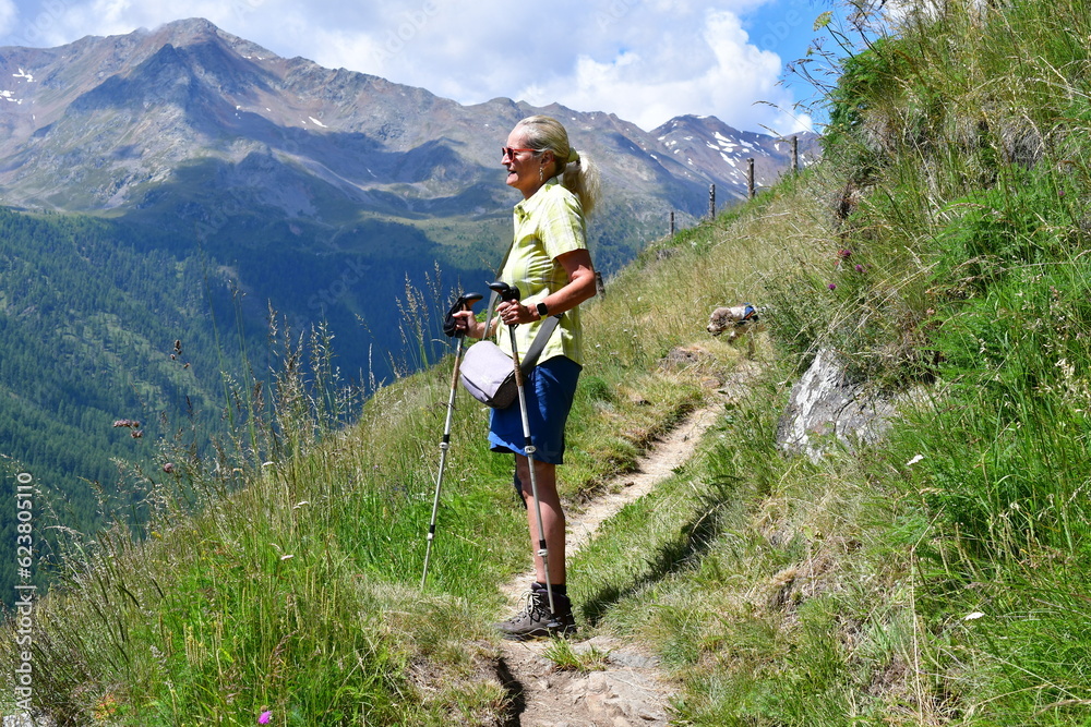 Frau ums ihr Lagotto Romagnolo Hund wandern im Schnalstal in Südtirol 