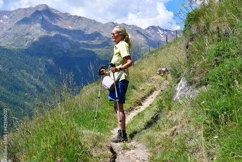 Frau ums ihr Lagotto Romagnolo Hund wandern im Schnalstal in Südtirol  photo