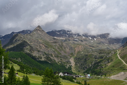 Das Dorf Kurzras und Berge im Schnalstal in Südtirol 