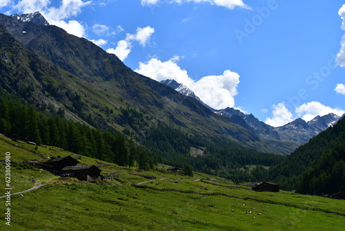 Schöne Landschaft mit Bergen im Pfossental in Südtirol 
