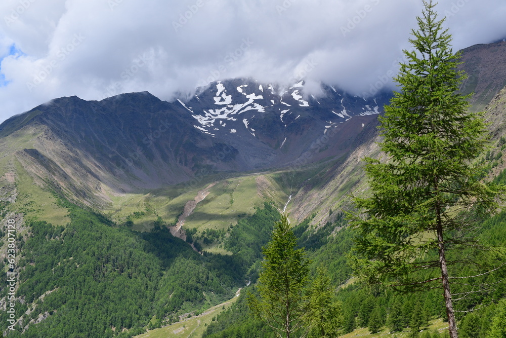 Schöne Landschaft mit Bergen und Wolken im Pfossental in Südtirol 