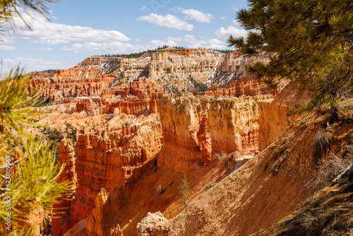 Rock formations and hoodoo’s from Rim Trail in Bryce Canyon National Park in Utah during spring. 
