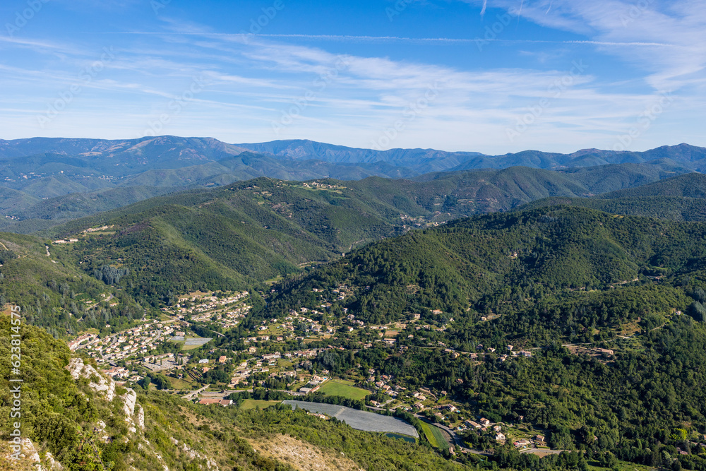 Village de Sumène en fond de vallée, au sud des Cévennes,depuis le sommet du Ranc de Banas