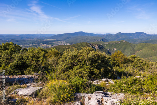 Paysage depuis le Ranc de Banas, près de Sumène dans le sud des Cévennes, sur le Pic d’Anjeau, le Rochers de la Tude et sur les falaises de la Réserve naturelle régionale de Combe Chaude photo