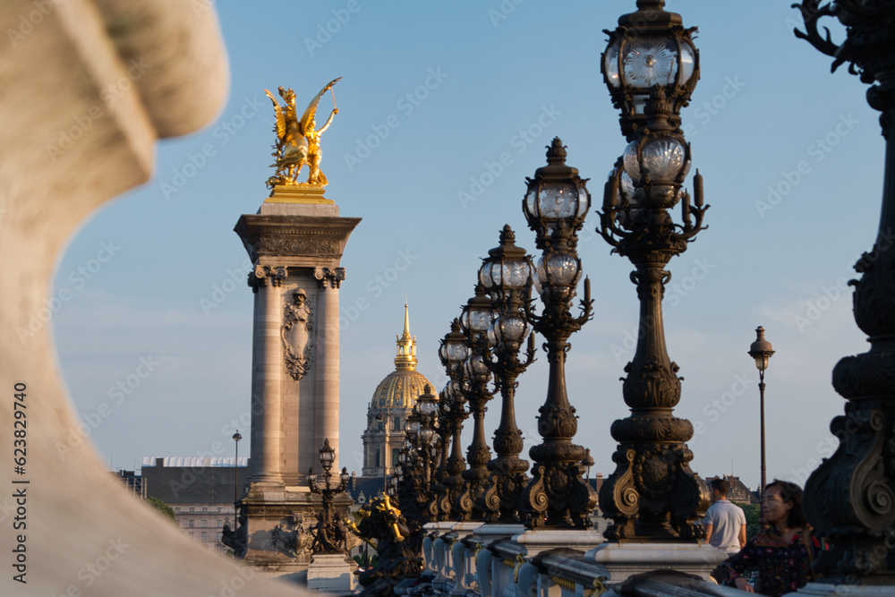 Farolas en el puente Alexandre III con el Palacio de los Inválidos de fondo, París