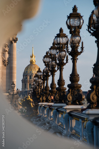 Farolas en el puente Alexandre III con el Palacio de los Inválidos de fondo, París photo