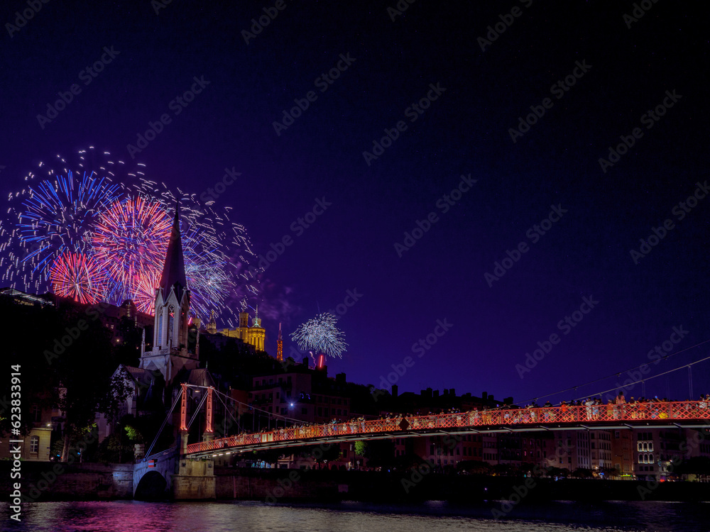 Obraz premium Feu d’artifice du 14 Juillet à Lyon, vue sur la basilique de Fourvière, l’église Saint-Georges et la passerelle du Vieux-Lyon illuminée