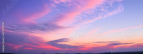美しい紫に染まる夕日の空と雲、ドラマチックな夕焼け