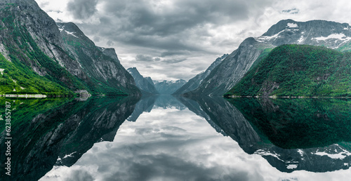 Wasserspiegelung im Eikesdalssee in Norwegen