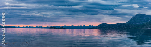 Die Inselgruppe der Lofoten bei Sonnenuntergang