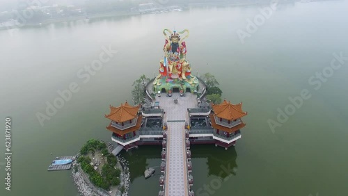 高雄の玄天上帝神像の空撮 | 台湾 photo