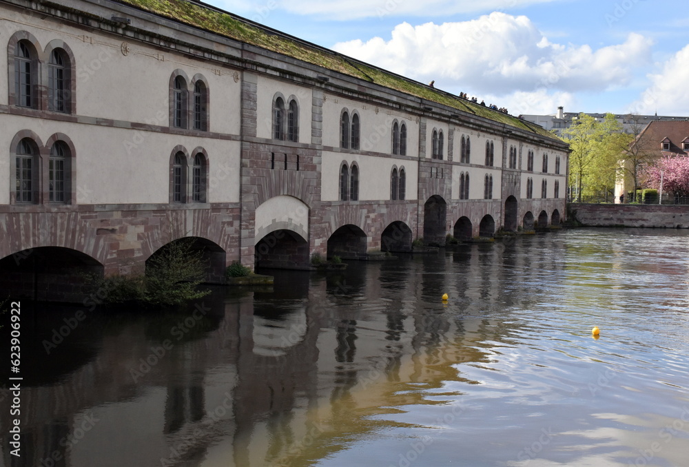 Wehr über einem Kanal in Straßburg