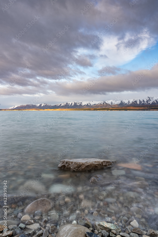 Φωτογραφία Scenic sunrise view of Lake Pukaki, with their mesmerizing turquoise hue and reflect the majestic snow-capped Southern Alps