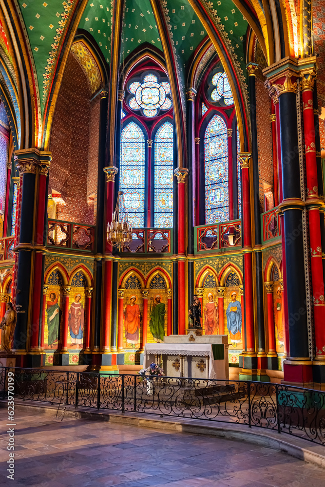 Obraz premium Highly decorated small chapel in the Gothic cathedral of Bayonne in the south of France.