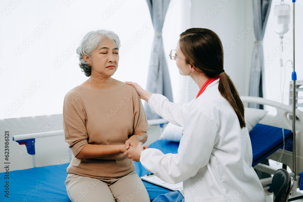 Obraz premium Caucasian doctor smiling take care of a young patient in hospital. Friendly nurse or therapeutic treat client Professional medical service concept.