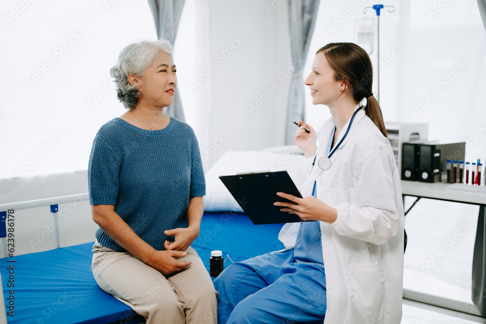 Obraz premium Caucasian doctor smiling take care of a young patient in hospital. Friendly nurse or therapeutic treat client Professional medical service concept.