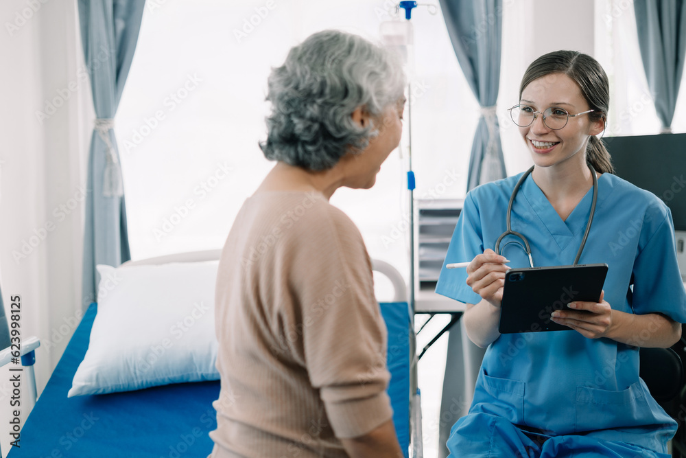 Obraz premium Concerned senior old patient, patient talks with healthcare professional.