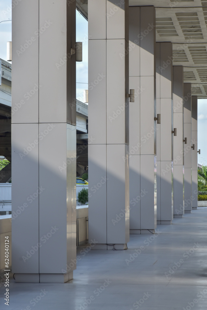 Sunlight shines on concrete pillars with sunlight reflected in building construction.