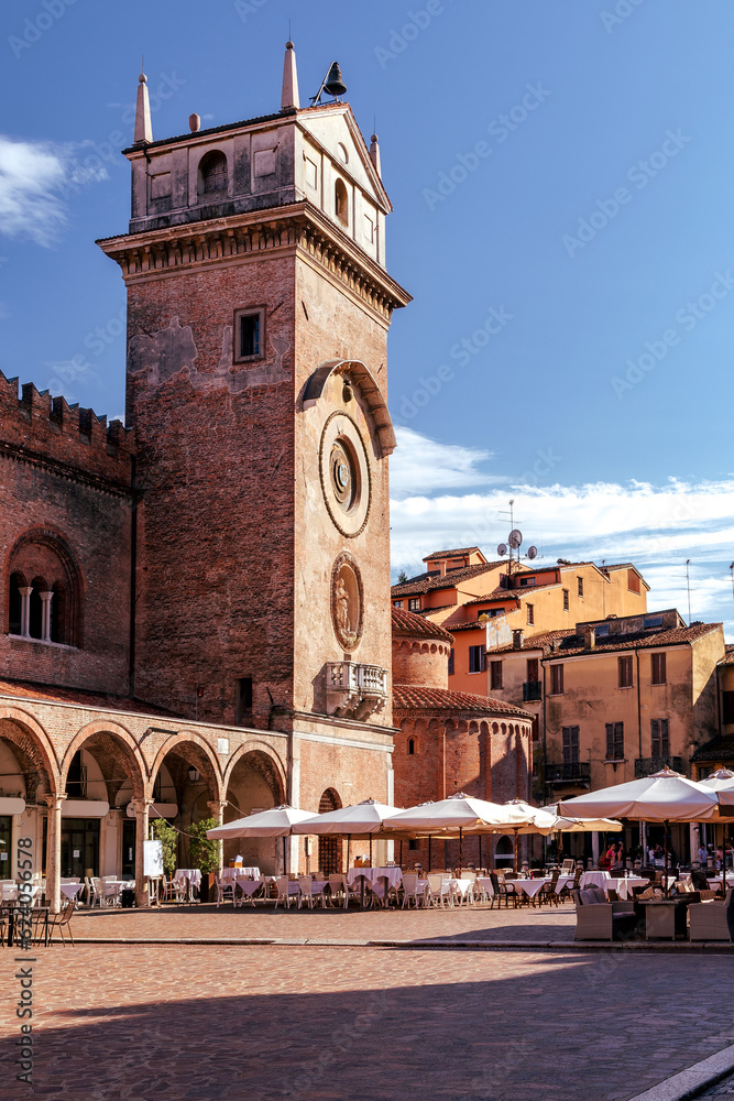 Torre dell’Orologio an der Piazza Erbe in der Altstadt von Mantua in der Lombardei, Italien