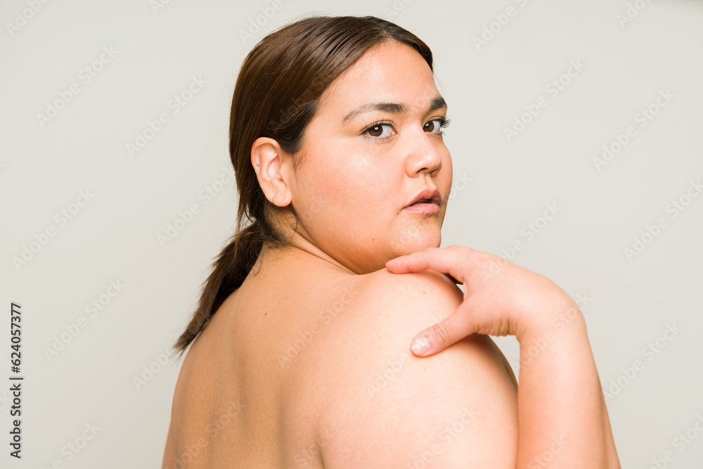 Obraz premium Gorgeous fat woman seen from behind in a beauty concept