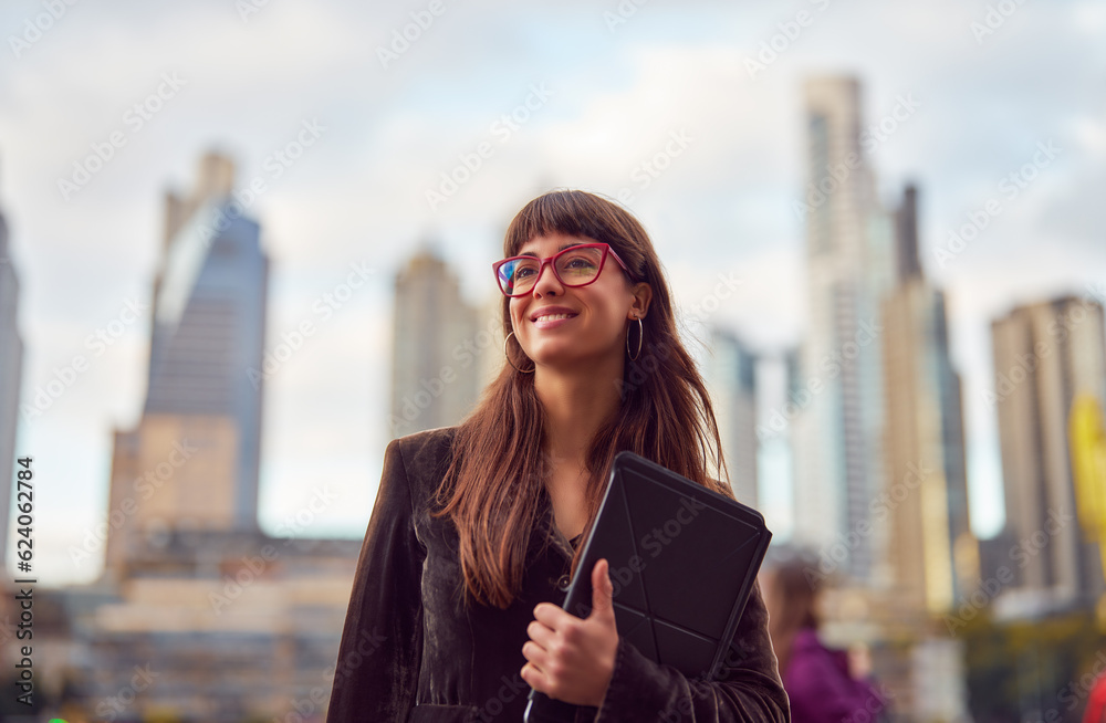 Φωτογραφία portrait beautiful young business woman in the street holding a tablet smiling