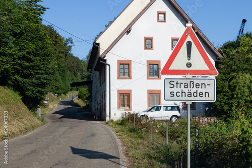 Verkehrszeichen warnt vor Straßenschäden