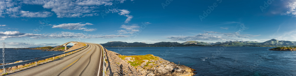 Fototapeta premium Atlantikstrasse mit Storseisundbrücke in Norwegen