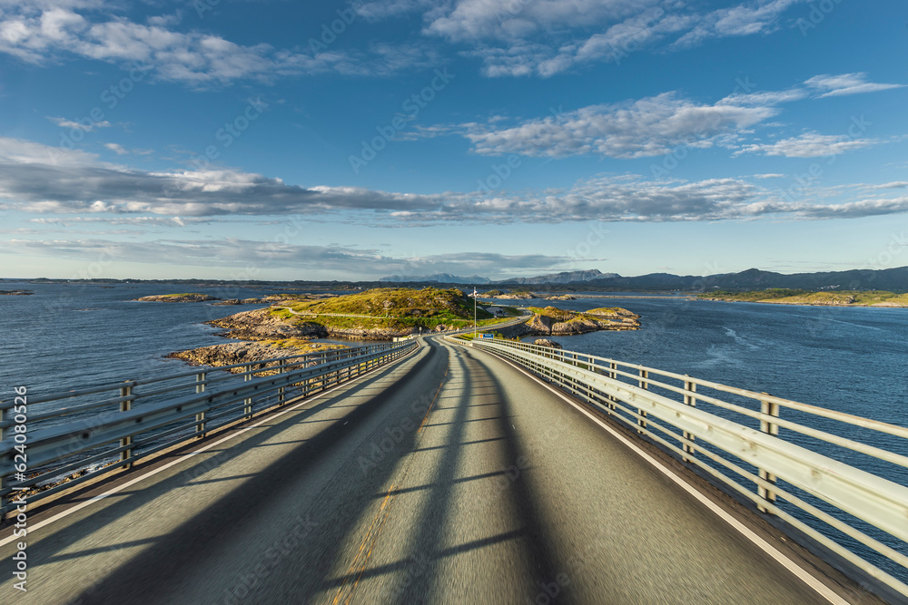 Atlantikstrasse mit Storseisundbrücke in Norwegen