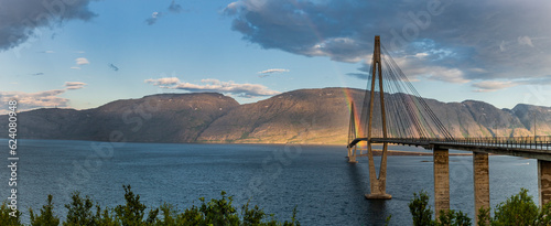 Helgelandsbrücke in Norwegen mit Regenbogen
