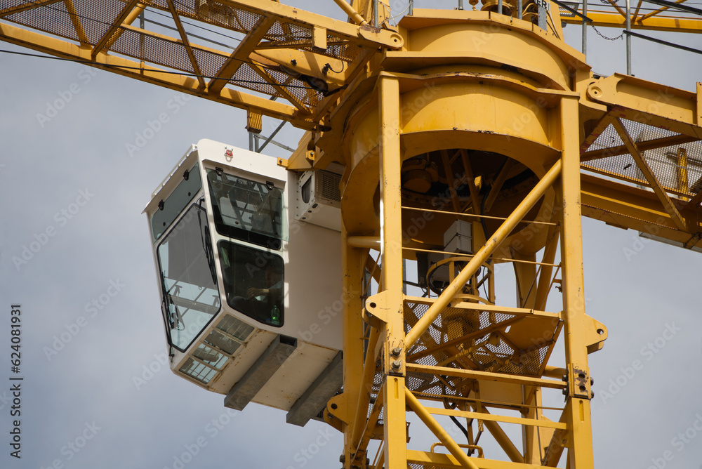 Baustellen Kran für Schwerlasten - Blick zur Kabine - Kranführerhaus Baustellen Kran für Schwerlasten - Blick zur Kabine - Kranführerhaus