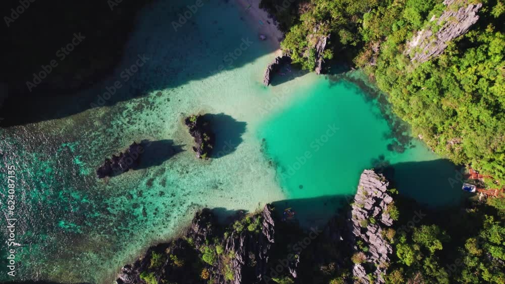 l'ile de Coron nous offre l'un des récifs coraliens les plus beau du monde. Sur mer et dans les air le spectacle est merveilleux. Une piscine naturelle de corail abritant des poissons en tout genre. 
