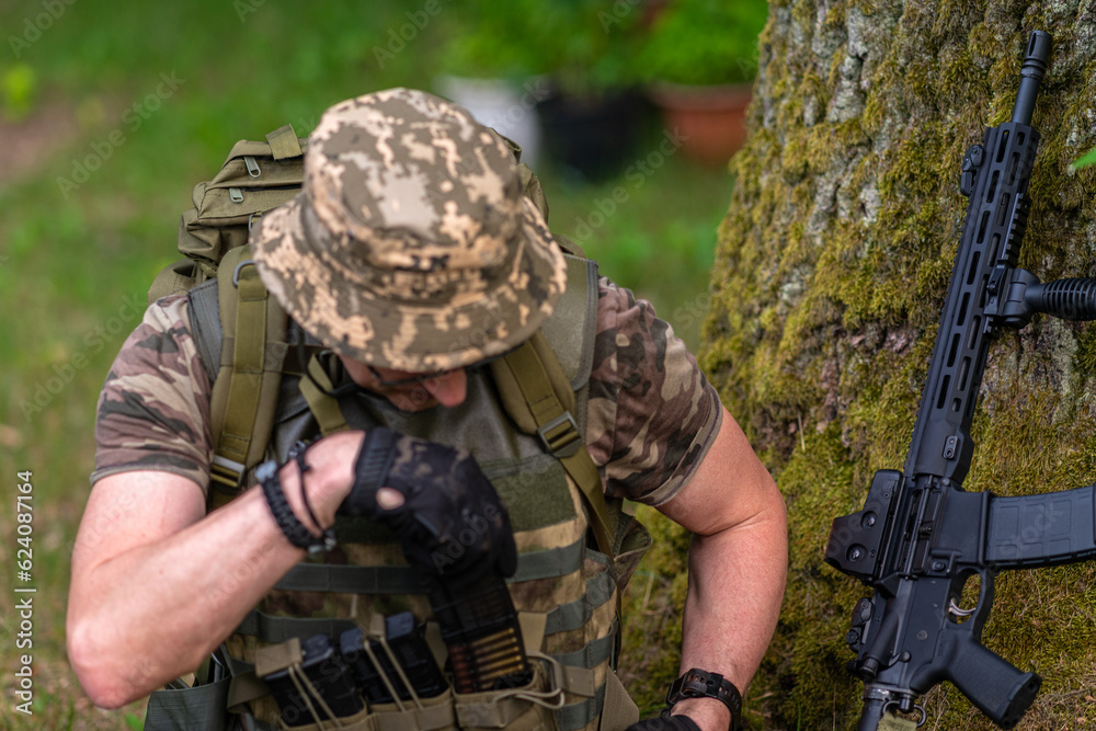Stacking a magazine with cartridges in a pocket on a bulletproof vest