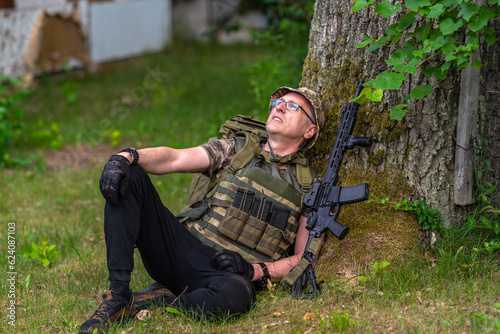 Obraz na płótnie Lightly armed fighter resting under a tree w salonie