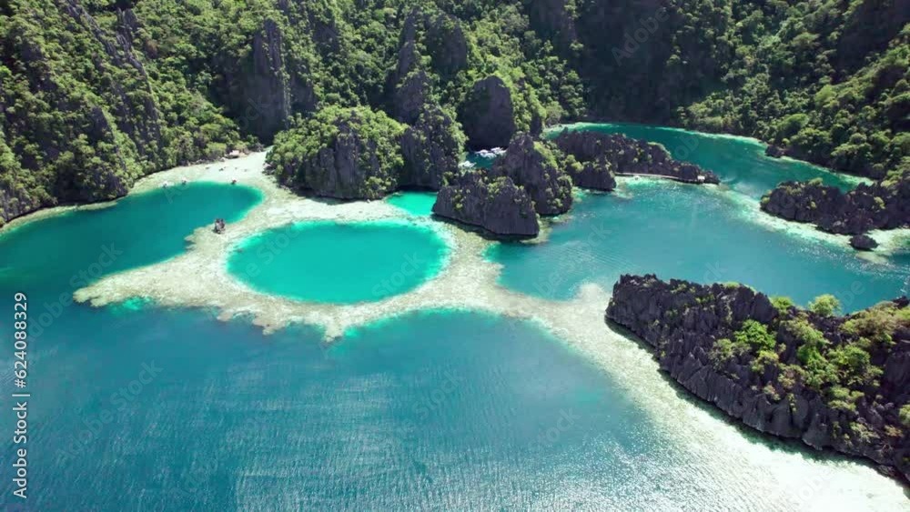 l'ile de Coron nous offre l'un des récifs coraliens les plus beau du monde. Sur mer et dans les air le spectacle est merveilleux. Une piscine naturelle de corail abritant des poissons en tout genre. 