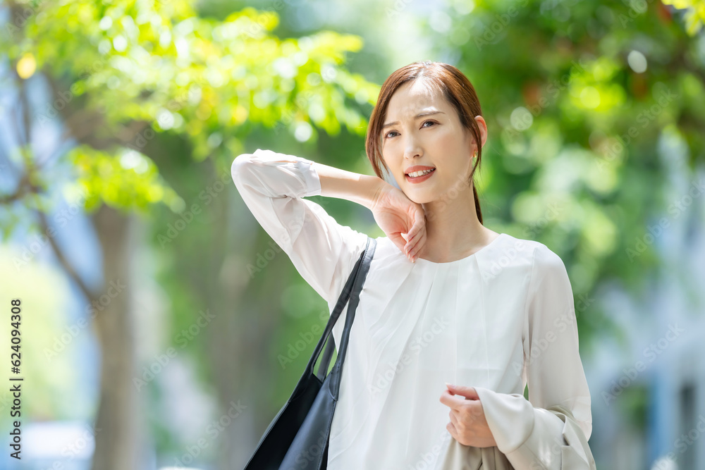 Naklejka premium 暑がる女性