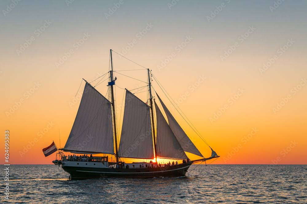 Segelschiff im Sonnenuntergang auf der Hanse Sail in Rostock