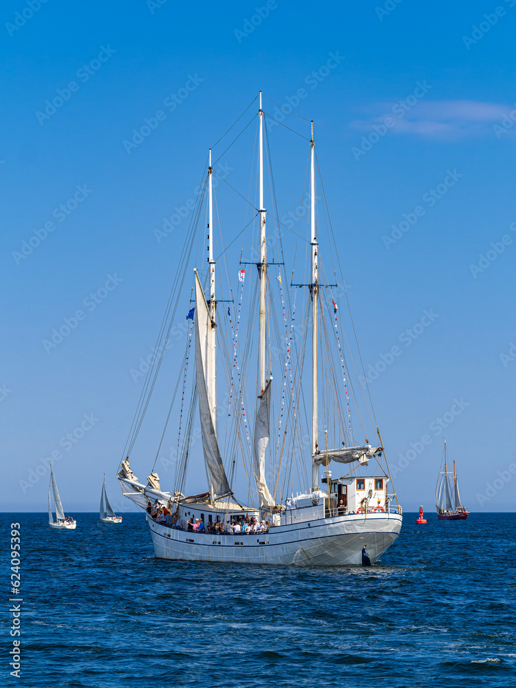 Segelschiffe auf der Ostsee während der Hanse Sail in Rostock