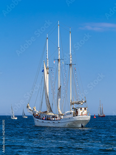 Segelschiffe auf der Ostsee während der Hanse Sail in Rostock