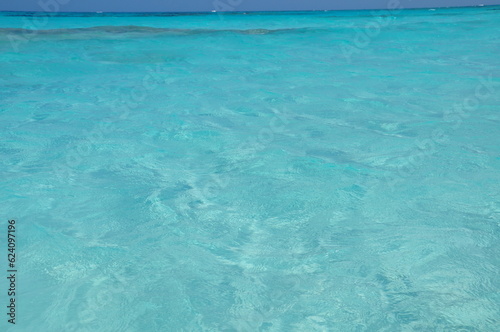 Magische Türkis: Die atemberaubende Nahaufnahme des türkisen Wassers der Bahamas © Tobias Salzmann