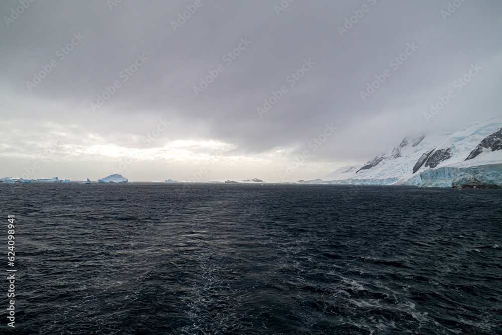 Sailing the Lemaire Chanel Antartic Peninsula