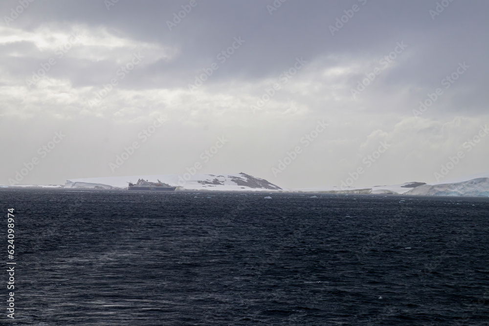 Sailing the Lemaire Chanel Antartic Peninsula
