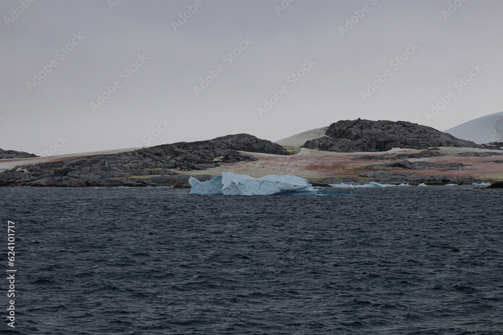 Sailing the Lemaire Chanel Antartic Peninsula