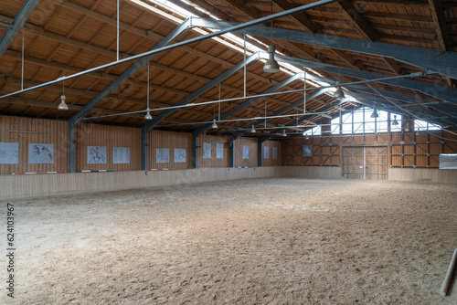 Fotografía indoor horse riding arena with sand ground